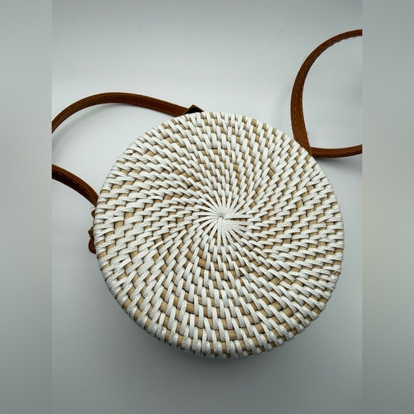 Boho round crossbody purse white & tan woven, EUC - Picture 8 of 11